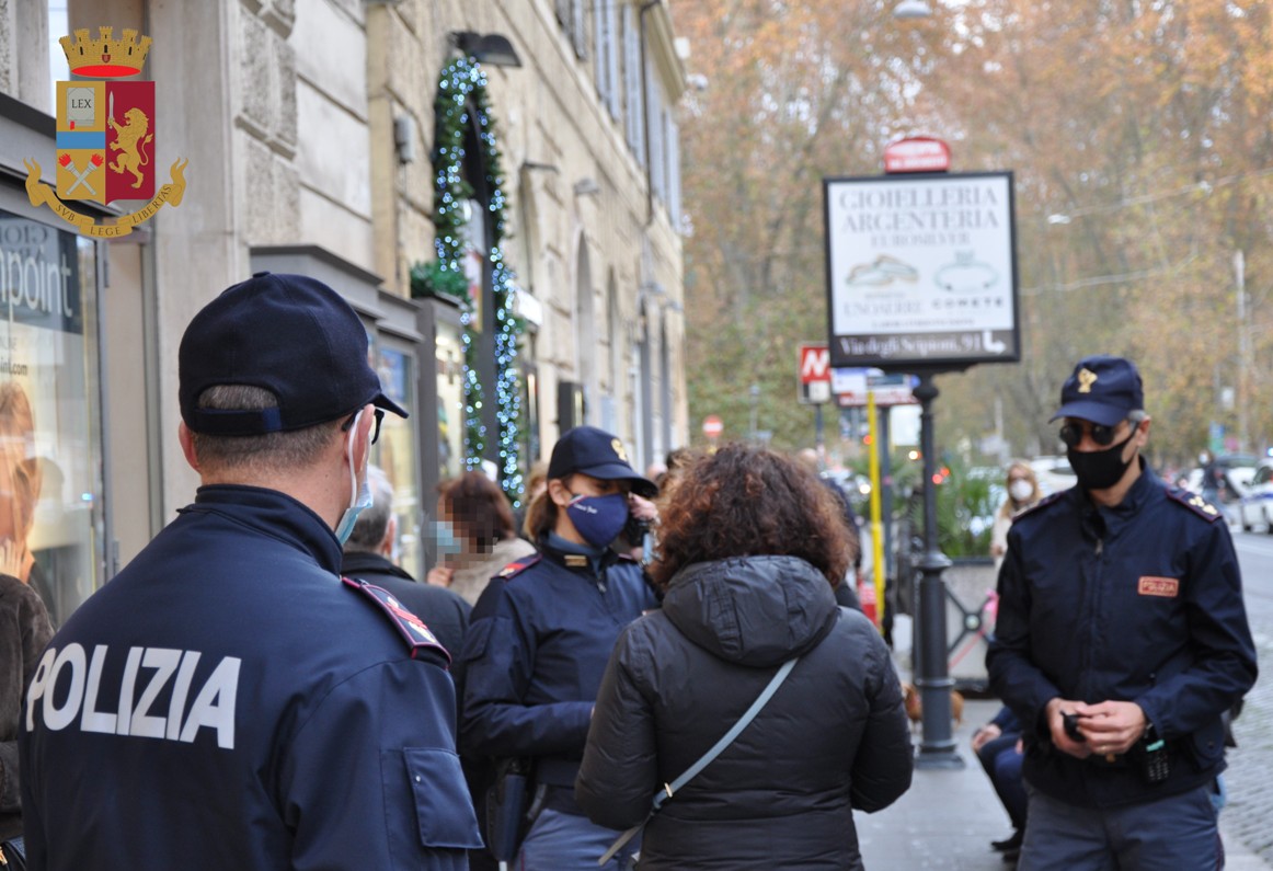 controlli anti-assembramento e uso mascherine della polizia di stato a Roma