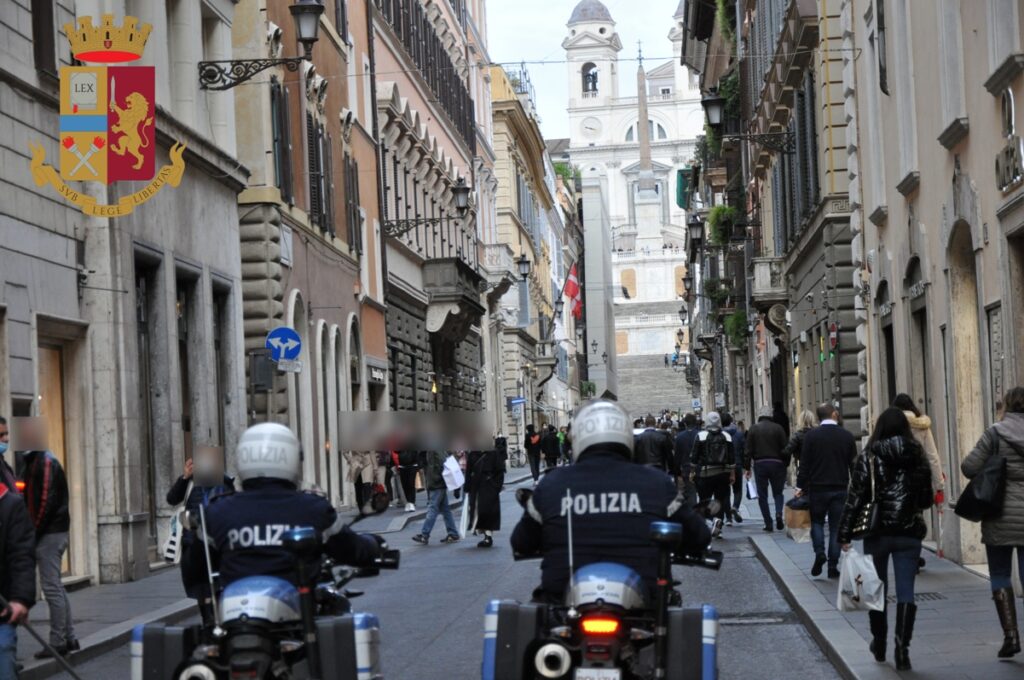 polizia di stato controlli in via del corso a roma