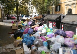 rifiuti sui marciapiedi a roma