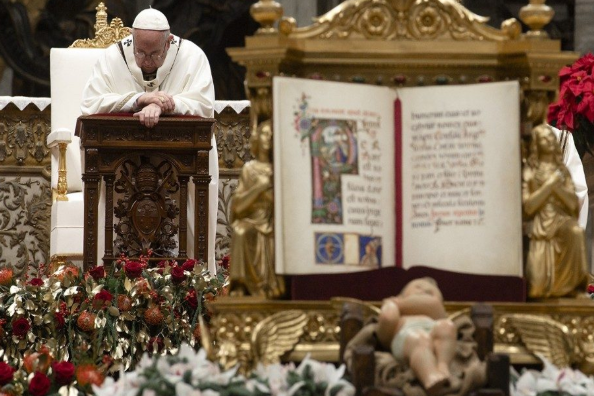 Papa Francesco durante la messa nella notte di Natale