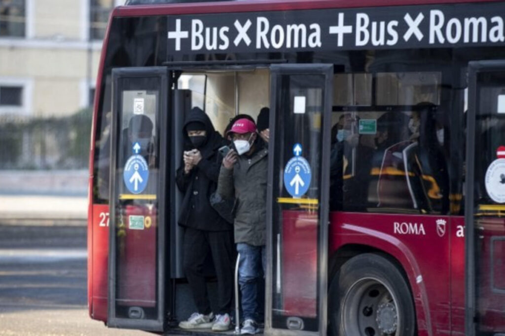 bus passeggeri con mascherina