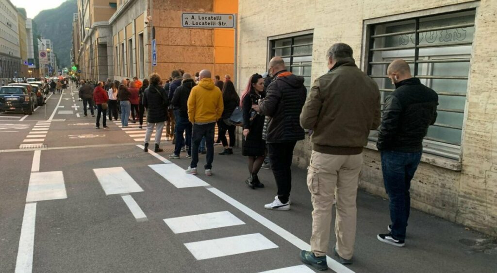lunghe file alle farmacie per i tamponi