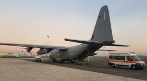 aereo militare imbarca un'ambulanza per un trasporto urgente