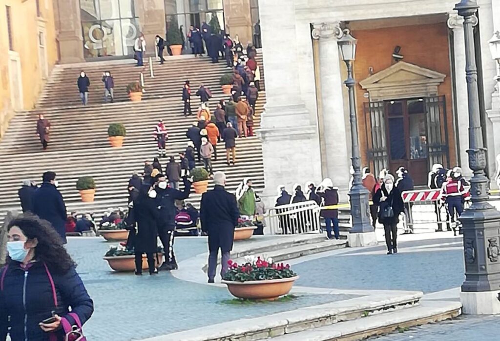cittadini in fila per salutare il feretro di david sassoli