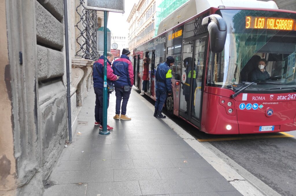 controllori atac alla fermata