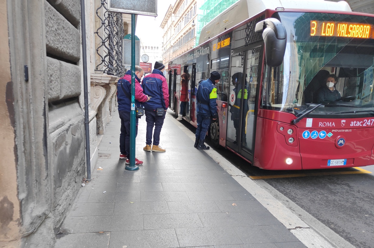 controllori atac alla fermata