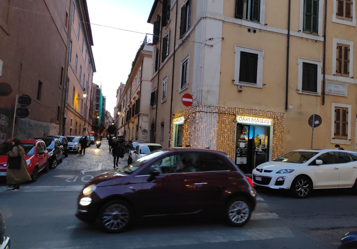automobile in transito nel Centro di Roma