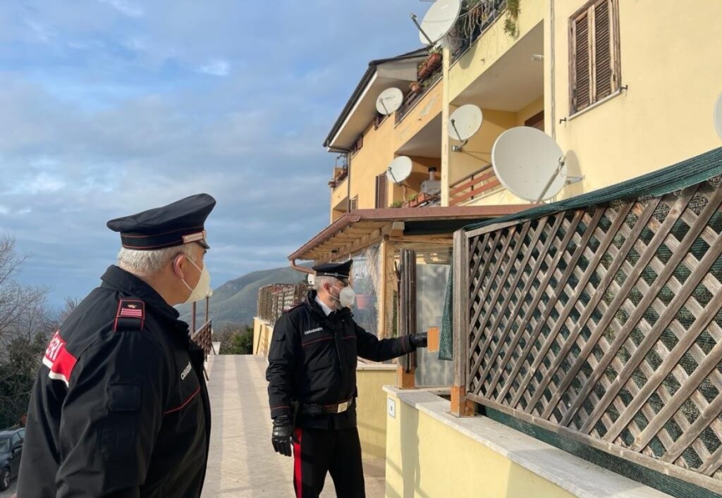 carabinieri di Nerola sul posto dell'immobile occupato
