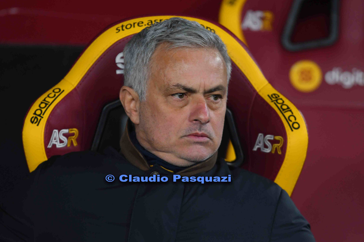 José Mourinho concentrato sulla panchina della Roma