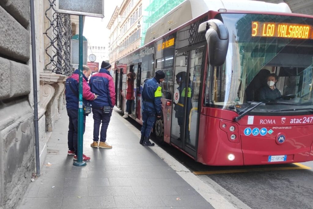 Controllori e guardia giurata su bus Atac