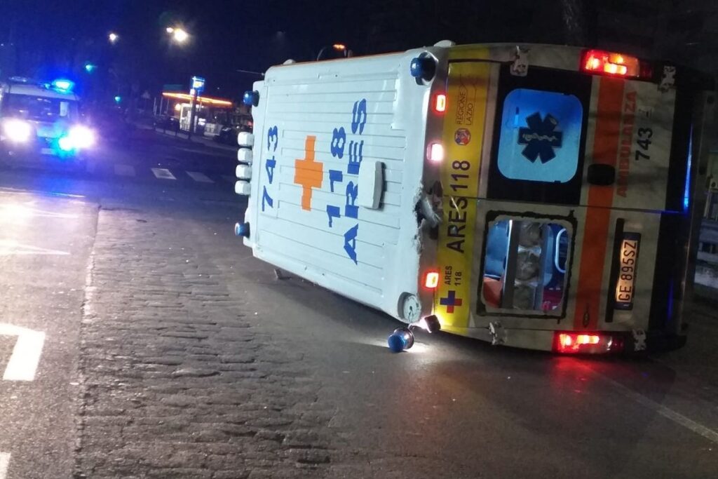 Ambulanza ribaltata nell'incidente