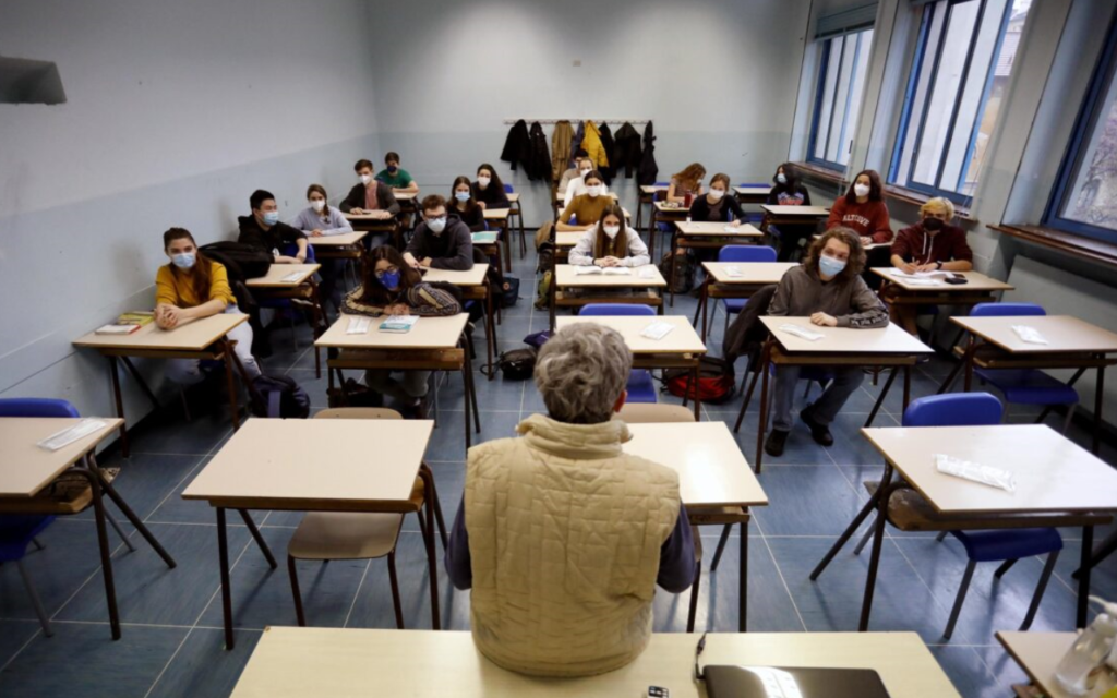 Classe di alunni a scuola