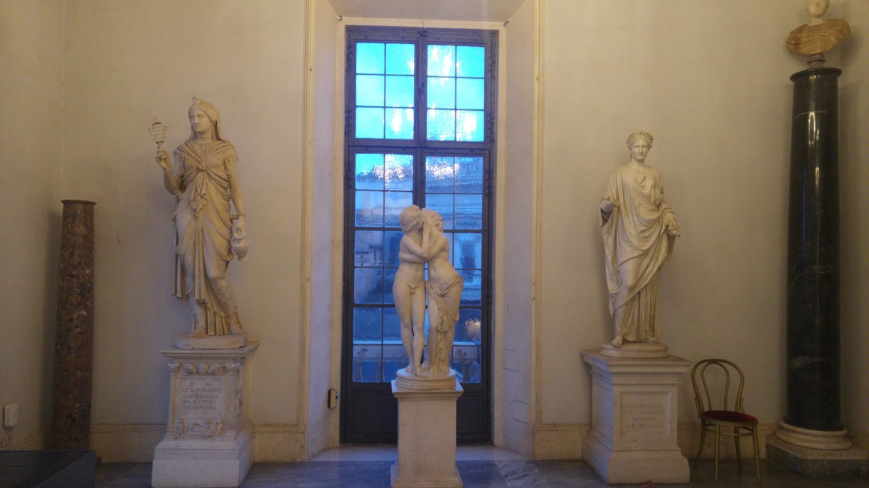 scultura di marmo amore e psiche esposta nei Musei Capitolini di Roma