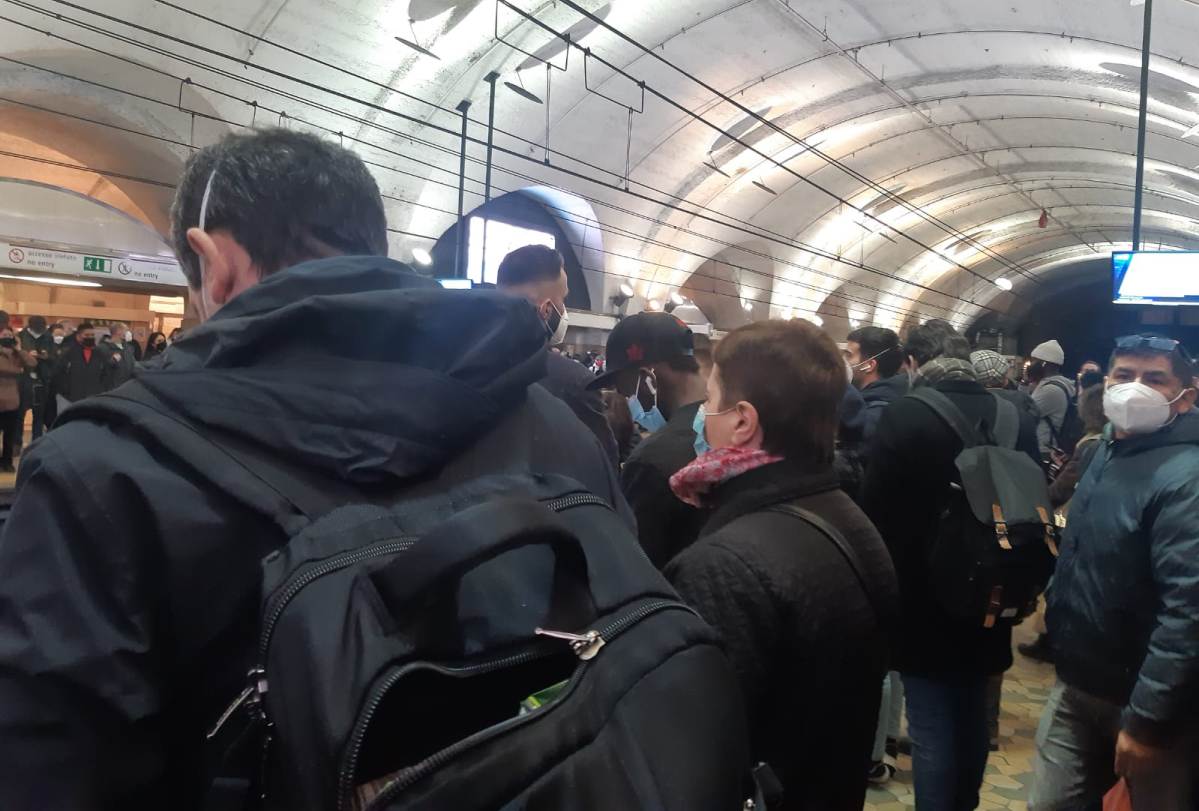 utenti in attesa della metro a Roma