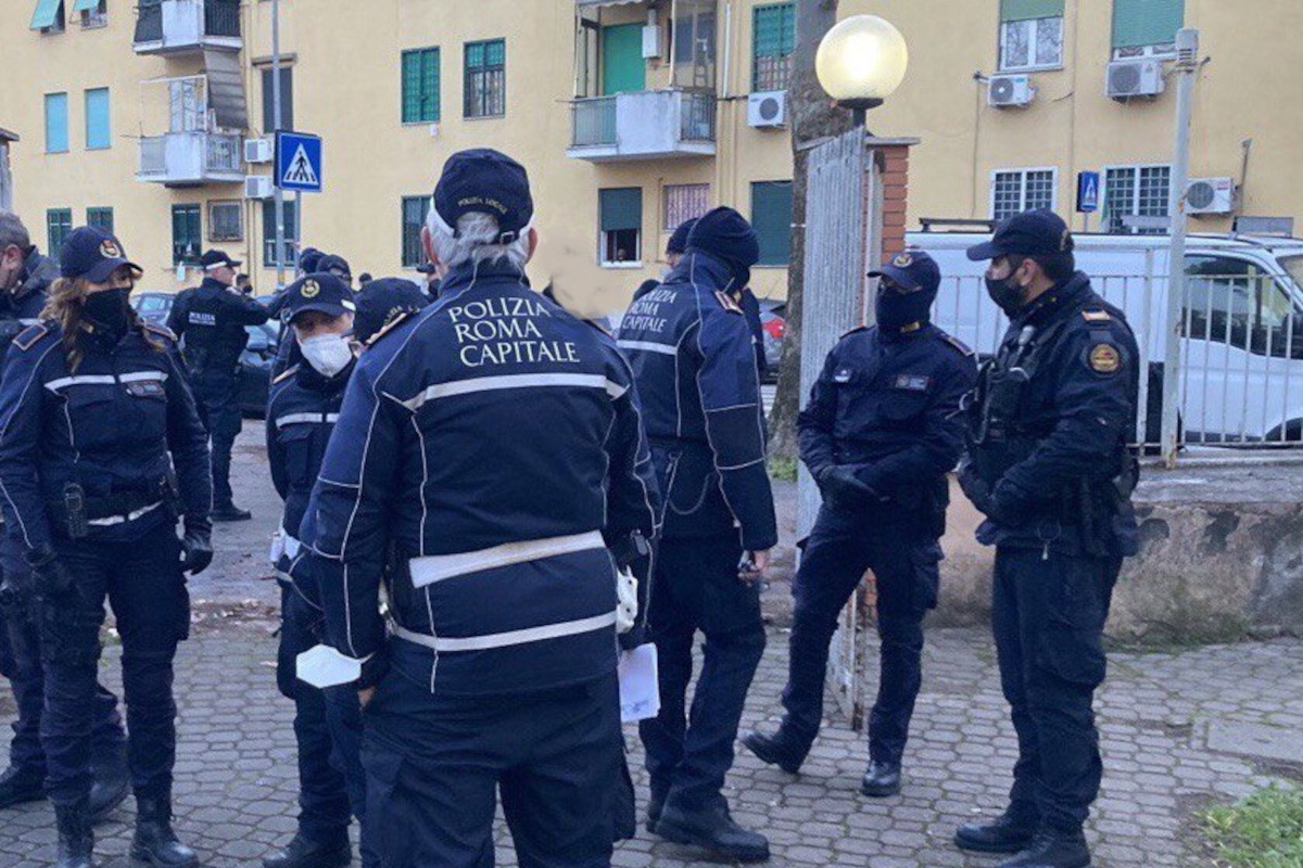 Roma: in corso sgombero di alloggi Ater occupati abusivamente a San Basilio - polizia locale