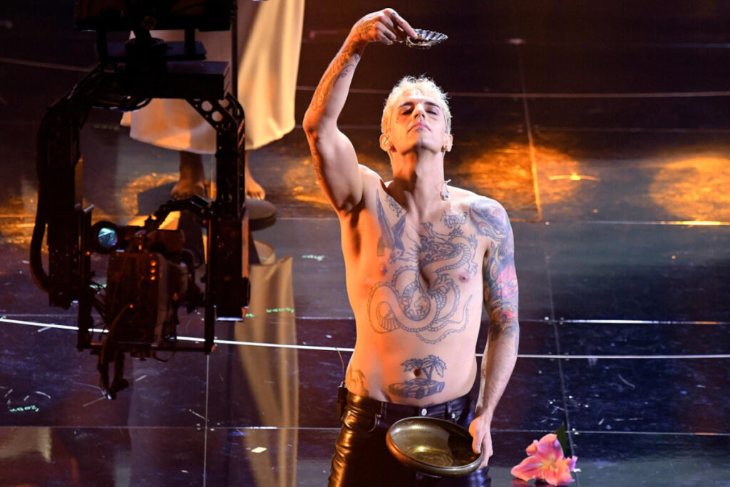 Achille Lauro a Sanremo 2022 si battezza a petto nudo