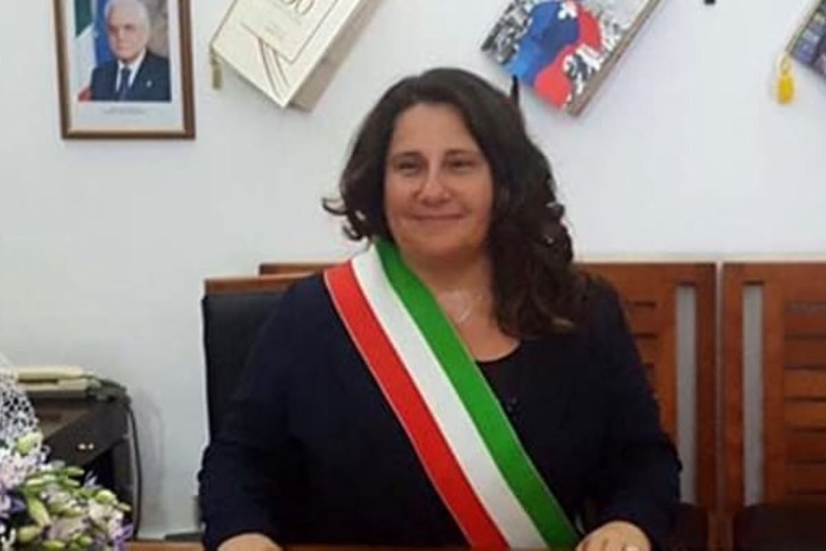 Giada Gervasi sindaco Sabaudia con fascia tricolore