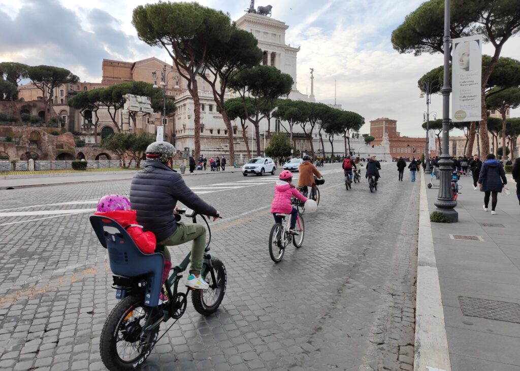 bici su via dei fori imperiali a Roma