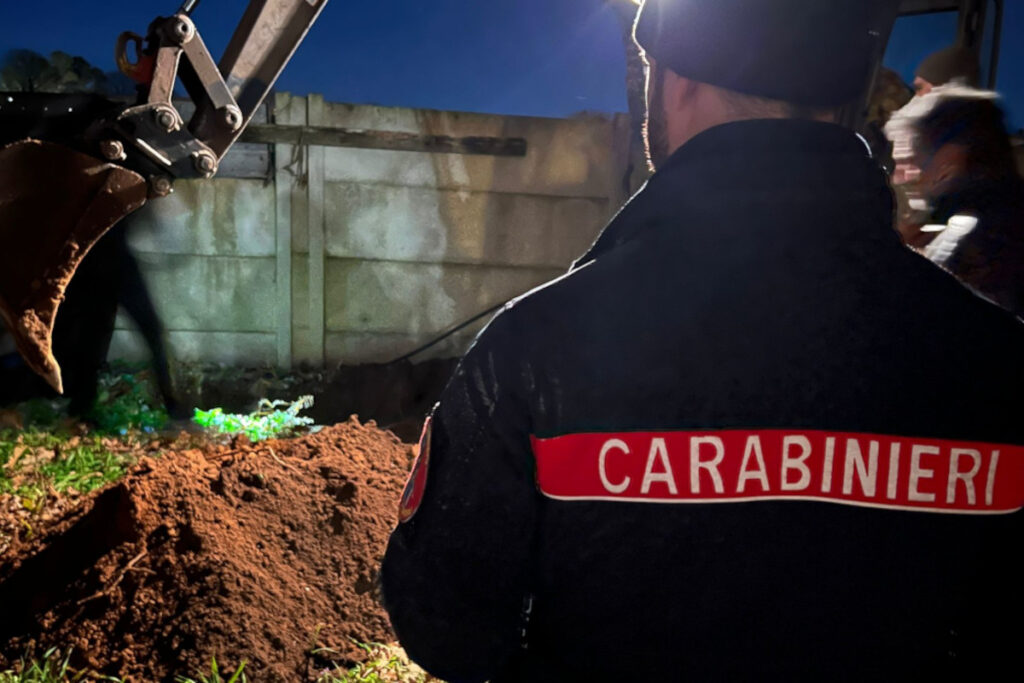 Roma ndrangheta, carabiniere di spalle e sullo sfondo gru per una perquisizione