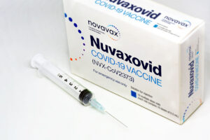 Scatola vaccino Nuvaxovid con accanto siringa