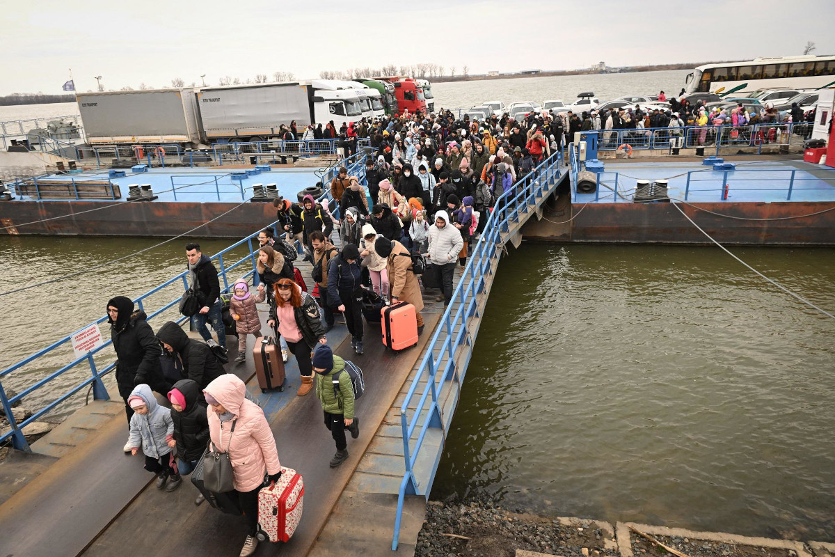Profughi ucraini sul ponte di un traghetto