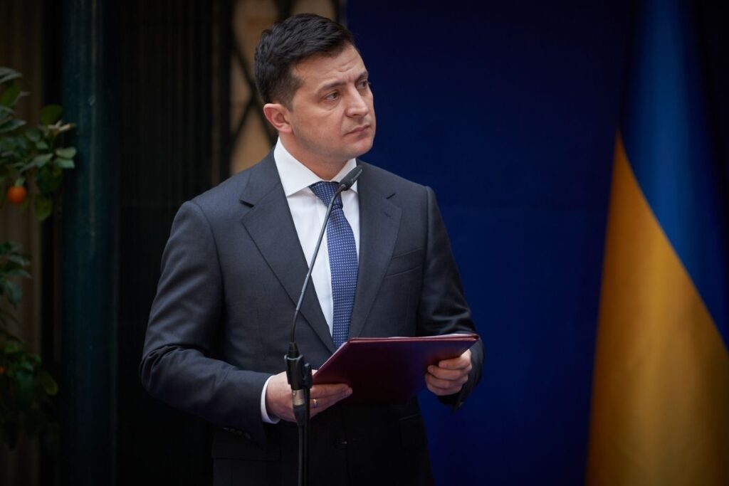 Il Presidente dell'Ucraina Zelensky mentre tiene un discorso