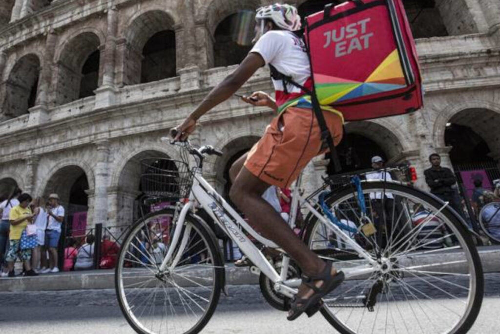 Rider in bicicletta davanti al Colosseo