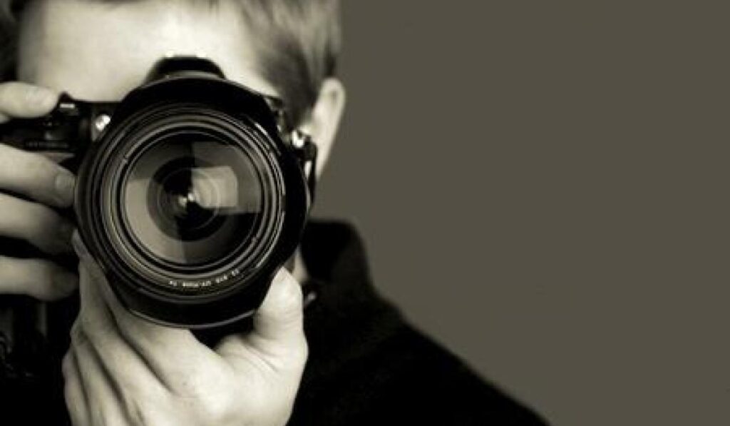 un fotografo con la fotocamera inquadrata