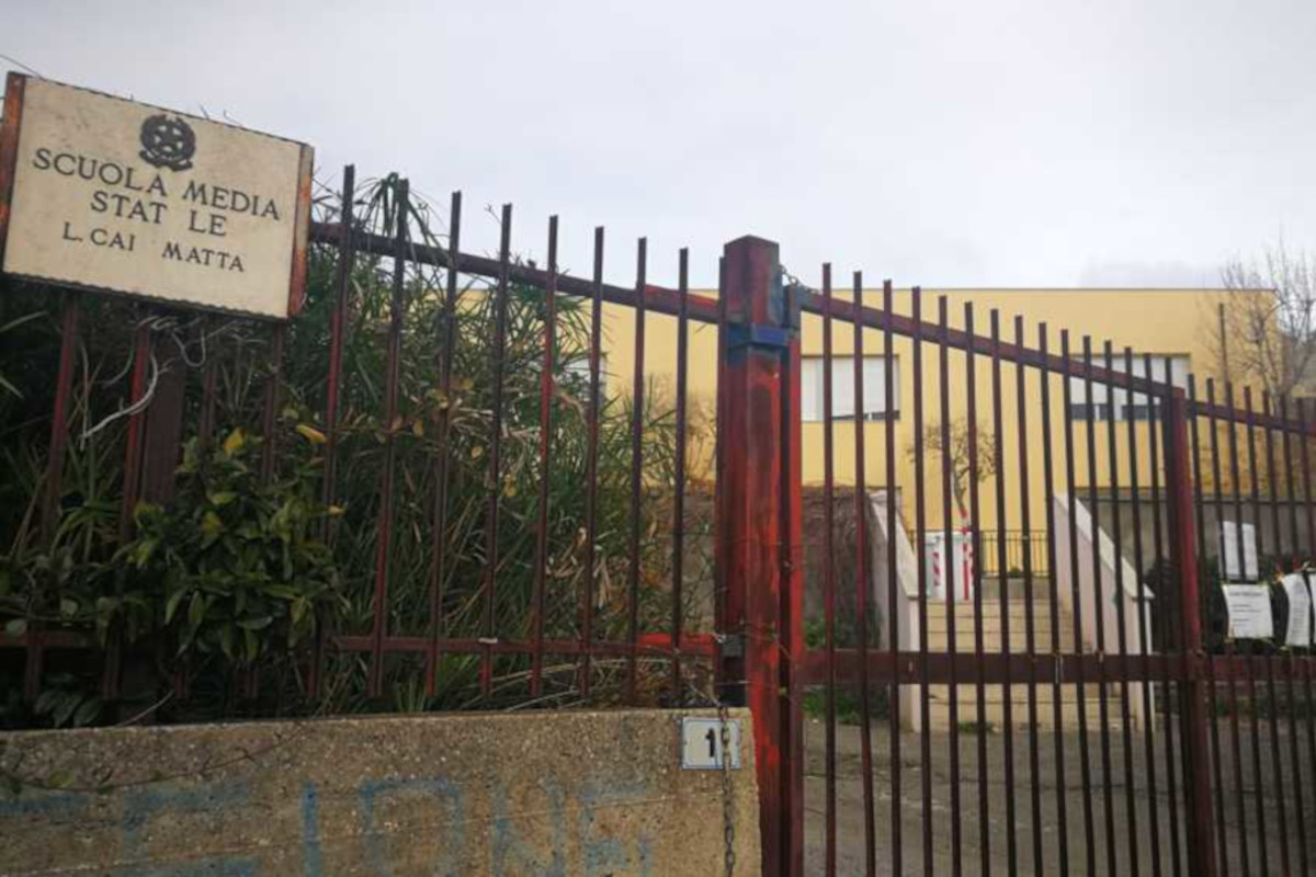 Cancelli chiusi della scuola Media Calamatta a Civitavecchia