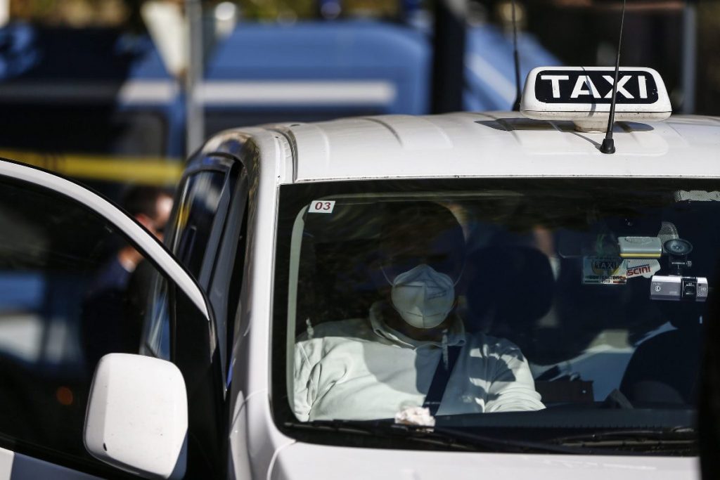 taxi con cliente