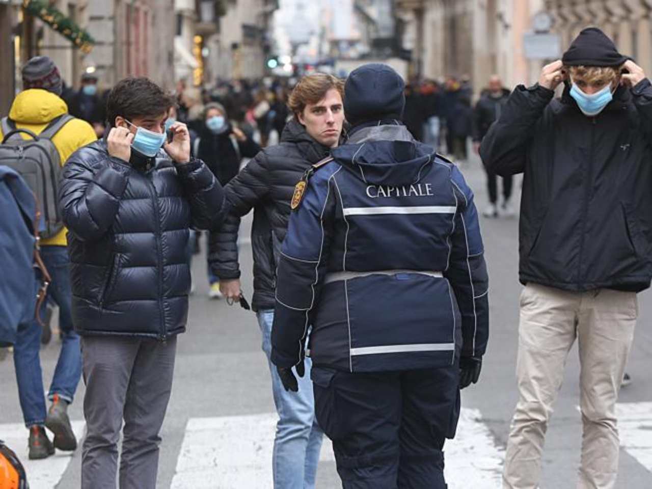 ragazzi con mascherine