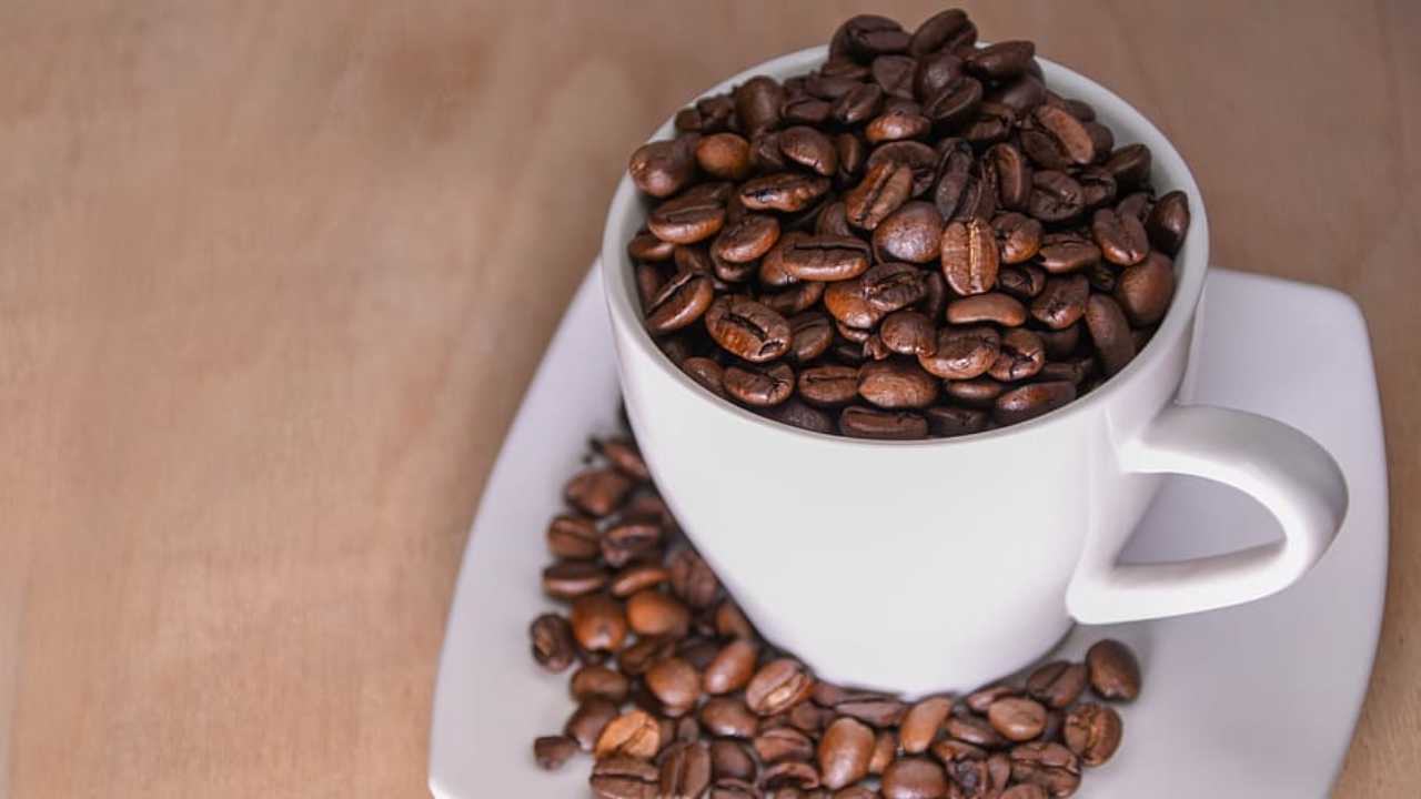 Tazza con chicchi di caffè