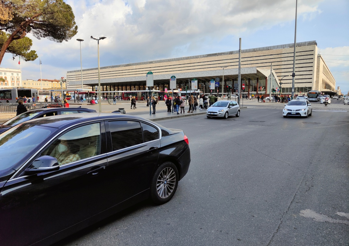 auto in transito a termini, roma
