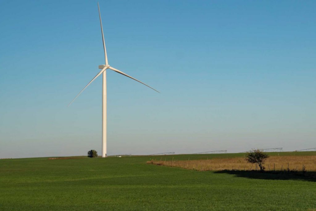 Pala eolica su pianura, energia eolica Lazio