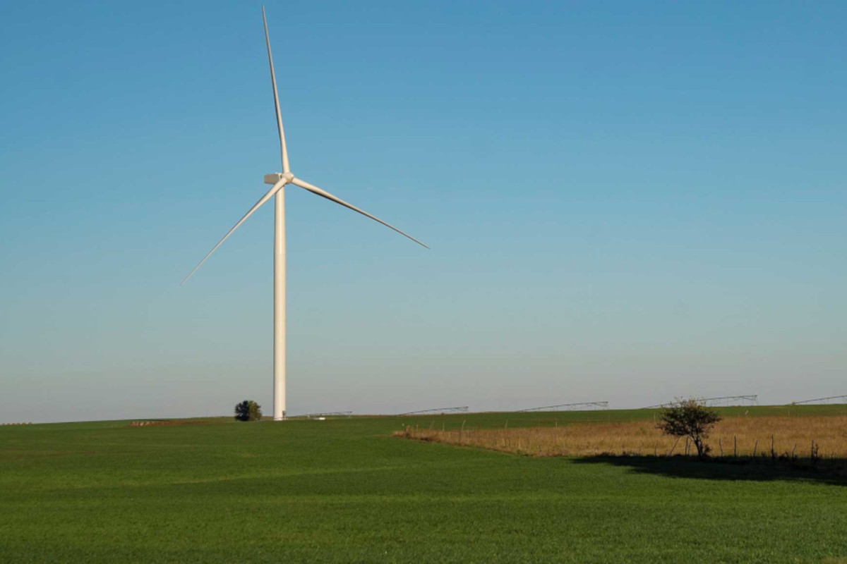 Pala eolica su pianura, energia eolica Lazio