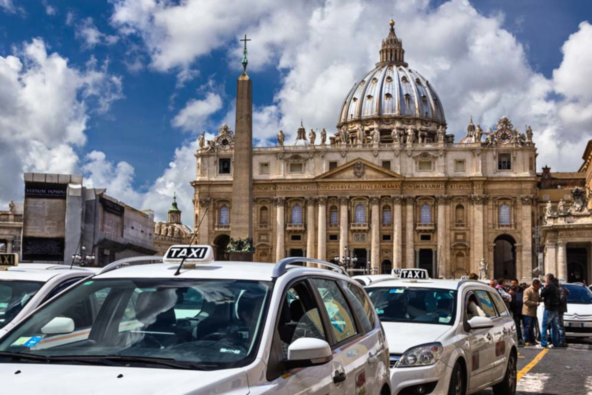Posteggio taxi Roma sfondo San Pietro