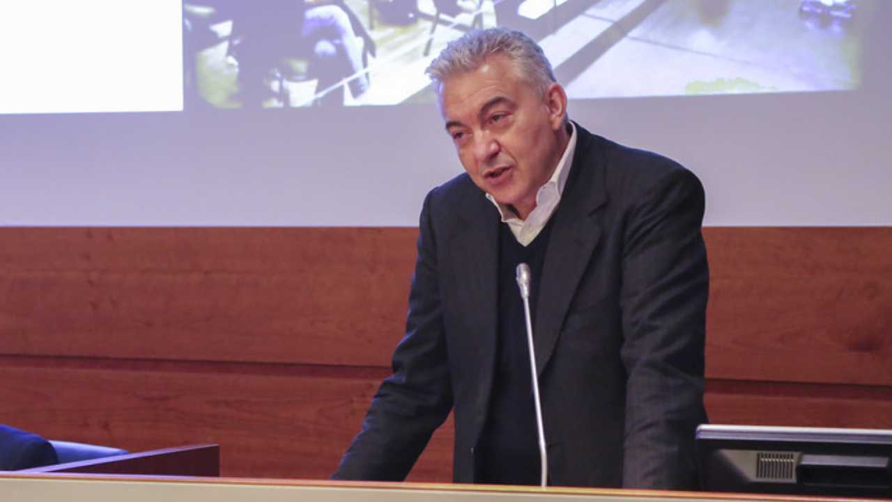 Domenico Arcuri in piedi mentre parla in una conferenza