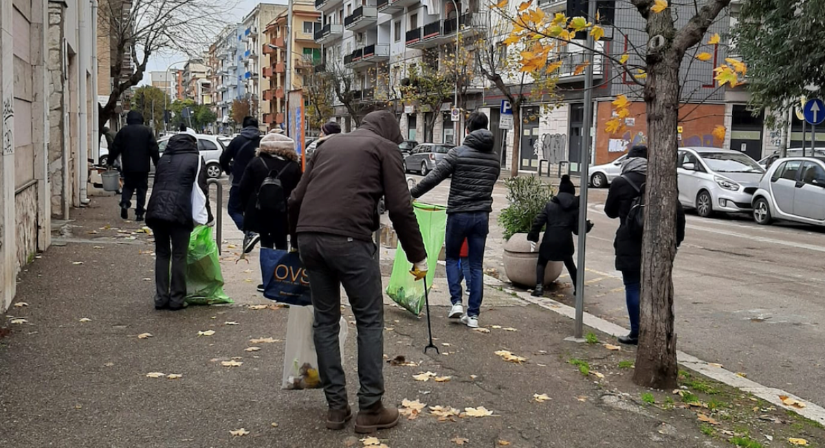 Cittadini volontari puliscono la città