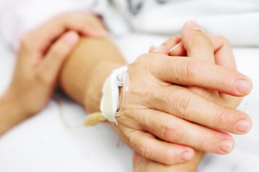 malato terminale mano del paziente e del parente