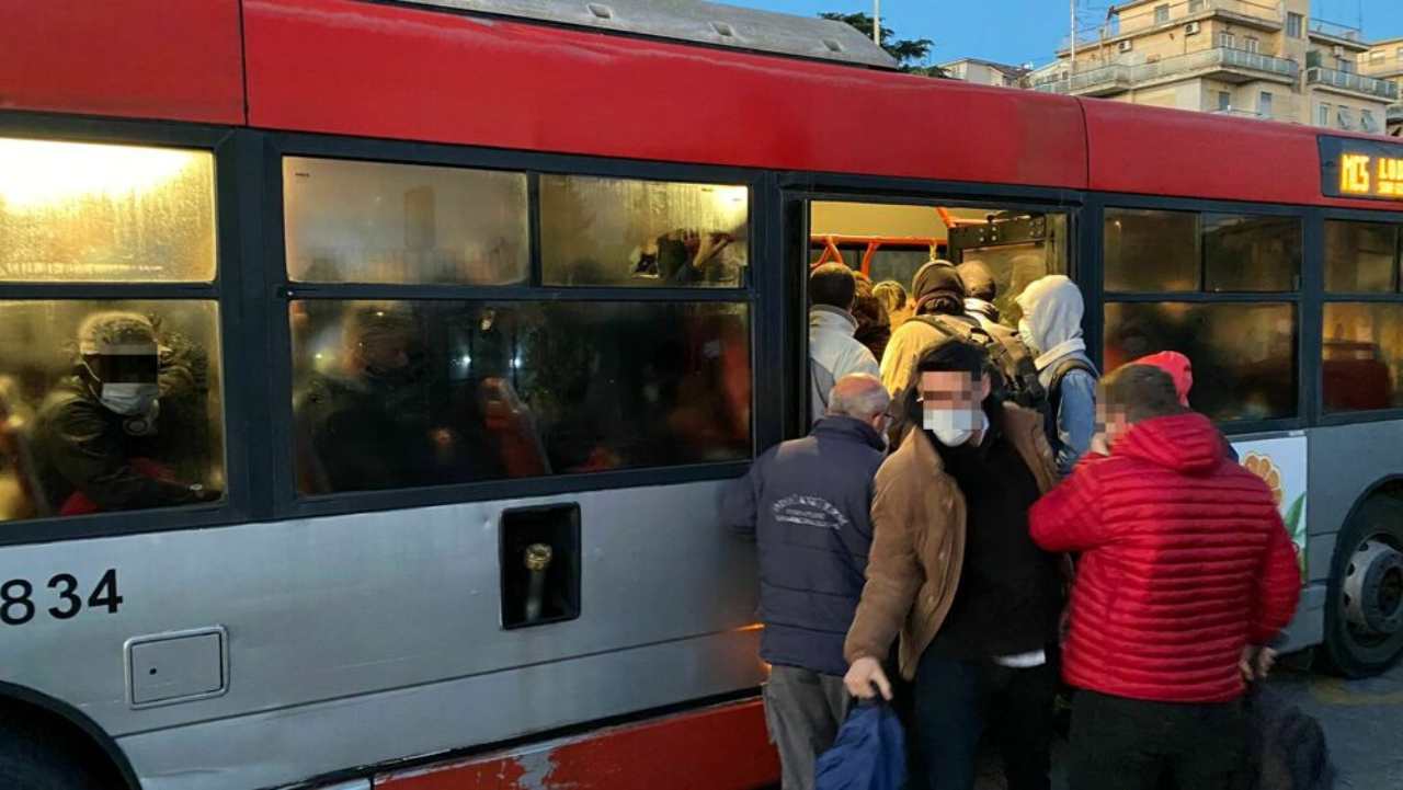 assembramenti alla fermata bus