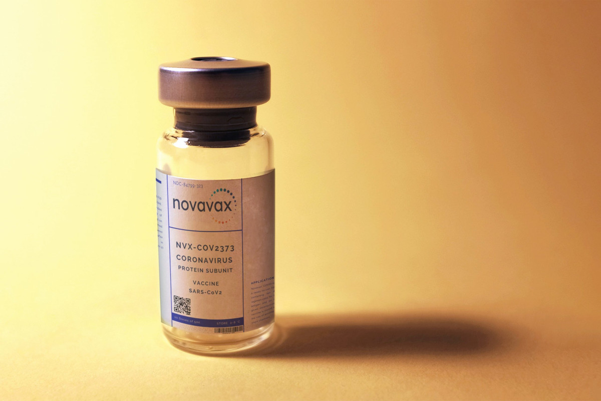vaccino Novavax fiala su sfondo giallo
