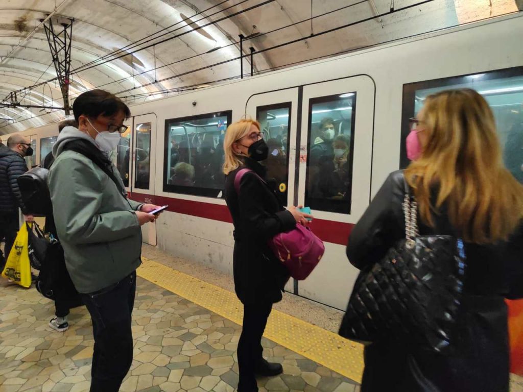 Metro di Roma, utenti in attesa