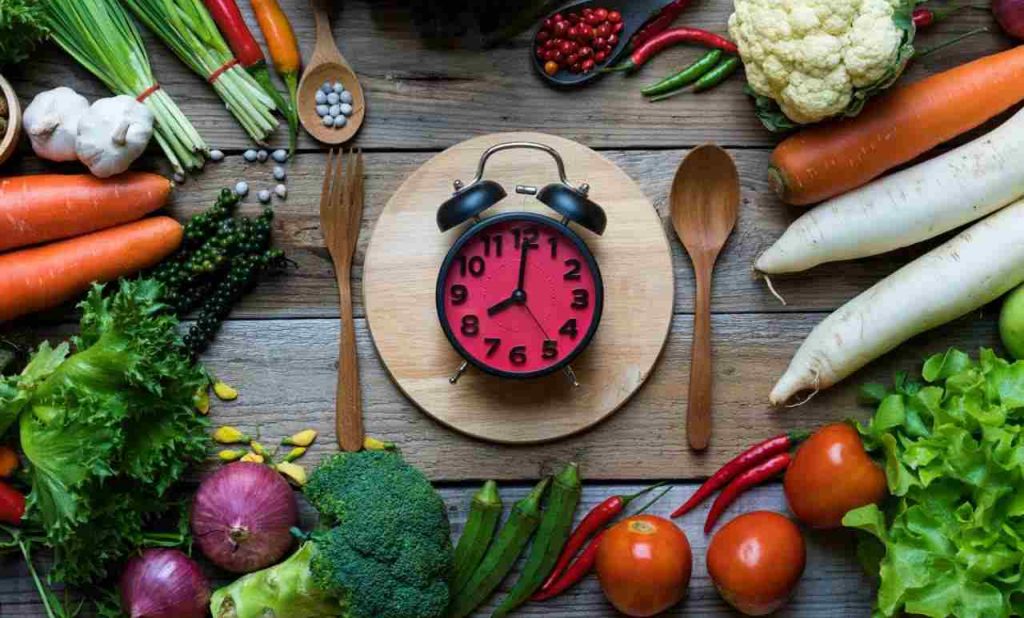 Una sveglia che segna le ore della giusta alimentazione