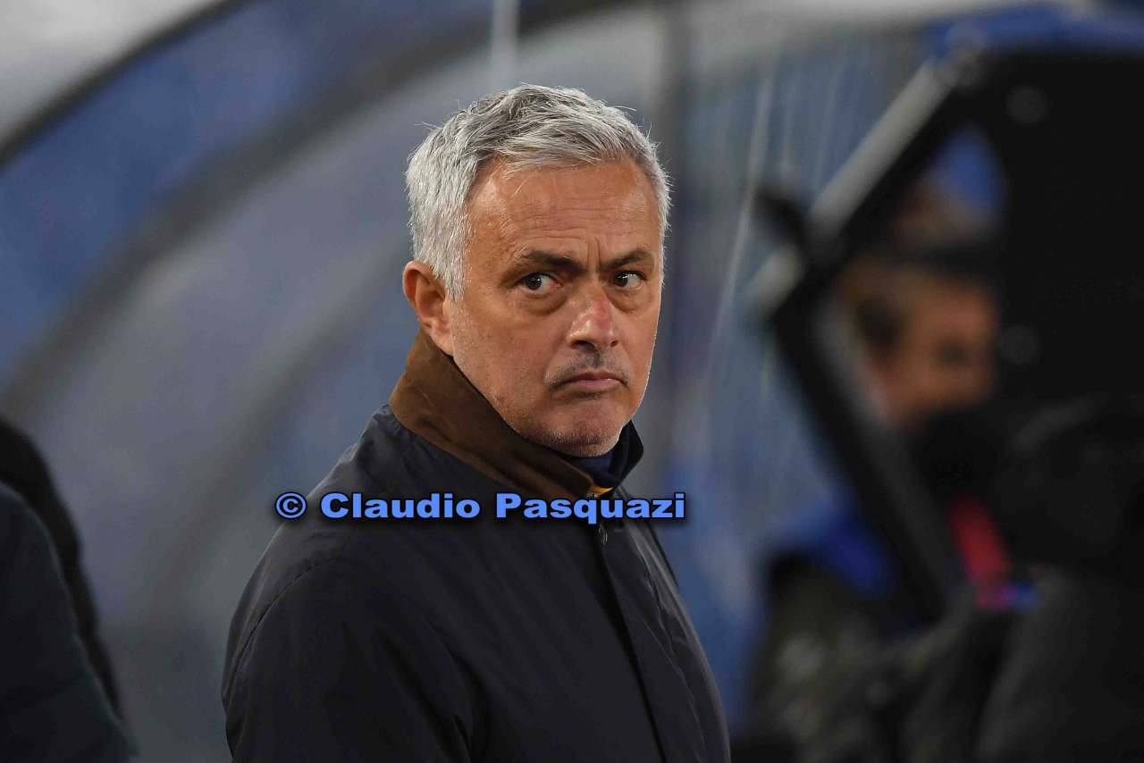 José Mourinho, tecnico della Roma, in panchina