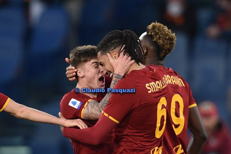 Smalling esulta dopo il gol del 2-1 della Roma sulla Salernitana