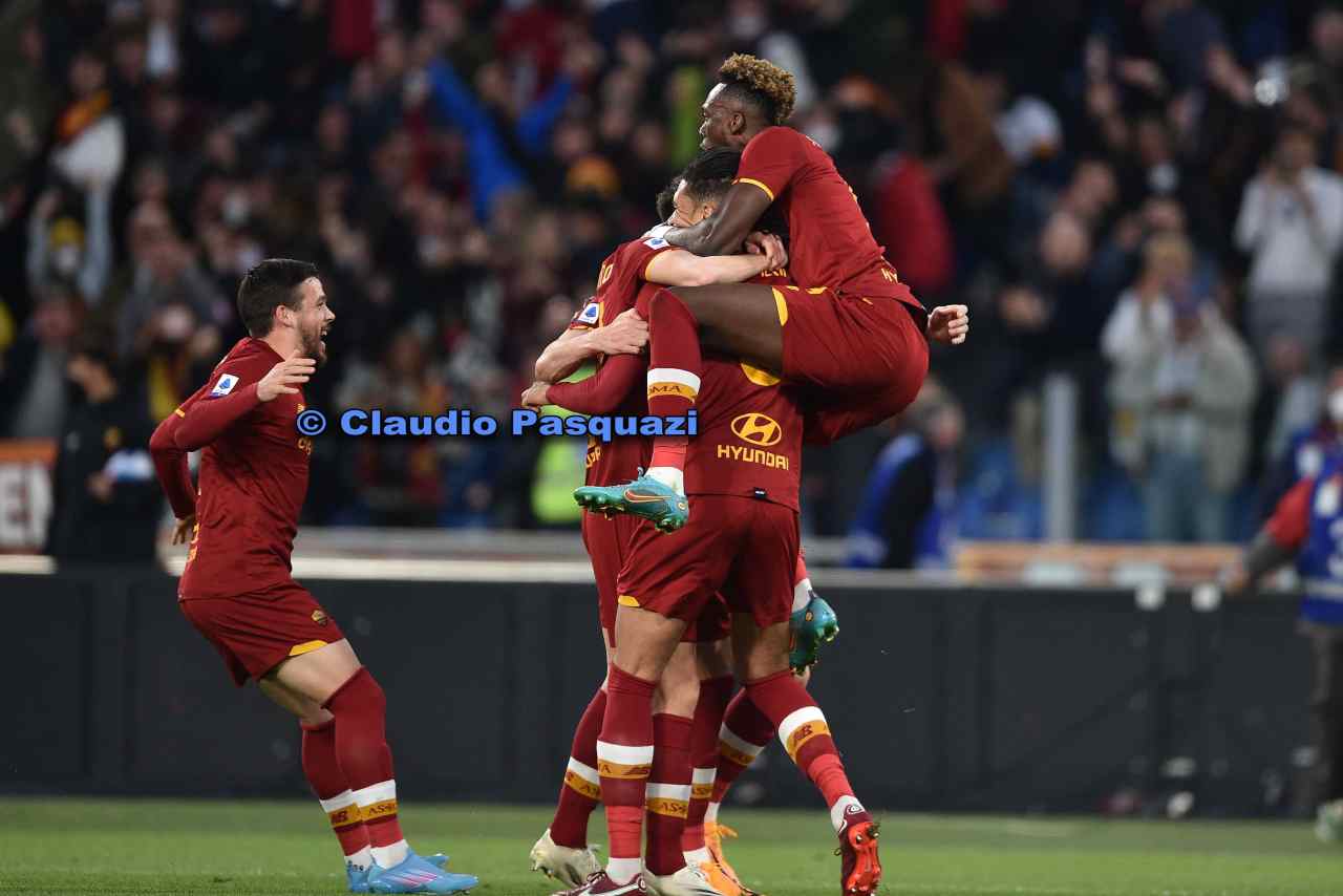 I giocatori della Roma esultano dopo il gol