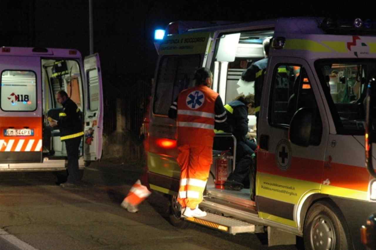ambulanza e operatori sanitari di notte