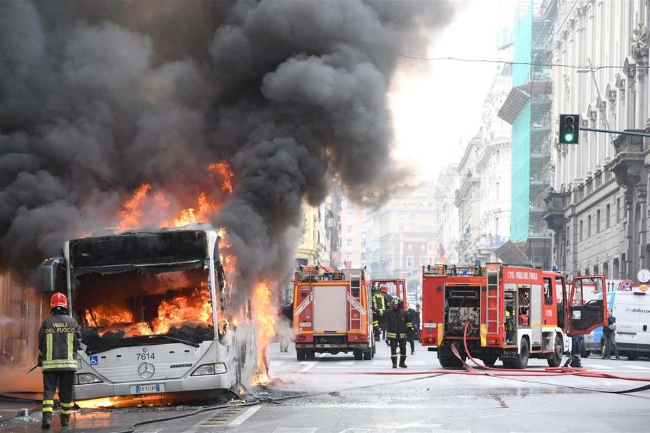 bus a fuoco nel centro di roma