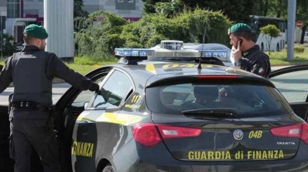 Guardia di finanza con automobile