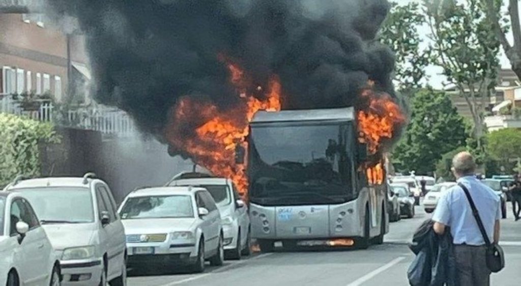 bus a fuoco a Settebagni